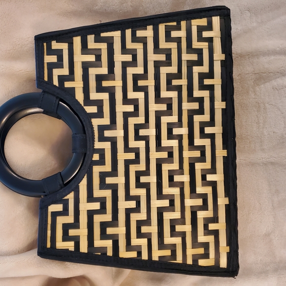 Stylish Handbag - Picture 2 of 6